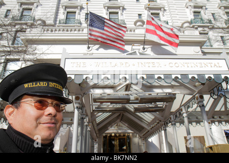 Washington DC, Pennsylvania Avenue, The Willard Intercontinental, Hotel, historischer Hotelportier, Uniform, Eingang, Vorderseite, Baldachin, Flagge, Architekt Henry Janeway H. Stockfoto