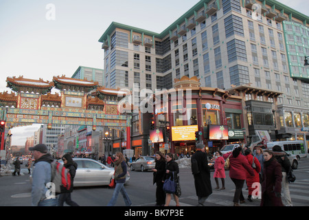 Washington DC, Chinatown, H Street & 7th Street NW, historisches Viertel, Straße, Verkehr, Kreuzung, Ecke, Kreuzung, Freundschaftsbogen, Architekt Alfred H. Stockfoto