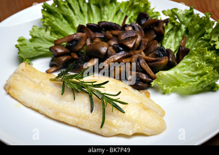 Gegrillte Seezunge mit Pilzen und Kräutern Stockfoto