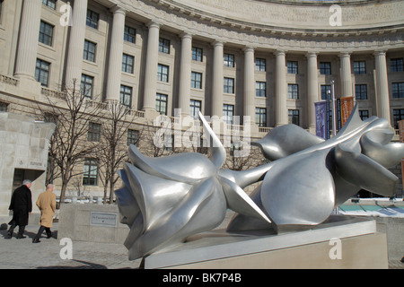 Washington DC, Pennsylvania Avenue Historic District, Federal Triangle, Bürogebäude, Ariel Rios Federal Building, EPA, Kunst, Skulptur, Blumen, Stephen Rob Stockfoto