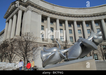 Washington DC Washingto, D.C., Pennsylvania Avenue Historic District, Federal Triangle, Bürogebäude, Ariel Rios Federal Building, EPA, Kunstwerke, Sculpt Stockfoto