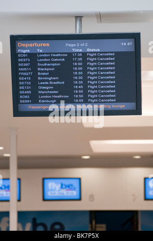 Anzeigentafel zeigt Flüge abgesagt Stockfoto