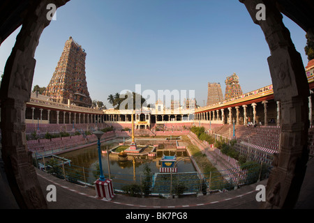 Sri-Meenakshi-Tempel, Lotus Fish Eye Objektiv verzerrt Poolblick, Madurai, Tamil Nadu, Indien Stockfoto