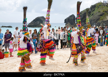 Gombey Tänzer tanzen am Strand von Horseshoe Bay, Bermuda. Stockfoto