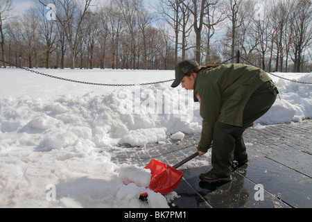 Washington DC, National Mall & Memorial Parks, Vietnam Veterans Memorial Wall, Vietnamkrieg, Architektin Maya Lin, hispanische Frau weibliche Frauen, Park Ranger, sh Stockfoto