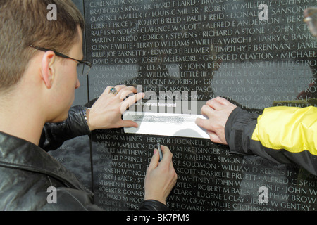 Washington DC, National Mall & Memorial Parks, Vietnam Veterans Memorial Wall, Vietnamkrieg, Denkmal, Architektin Maya Lin. Mann, Bleistift reiben, getöteten Soldaten Stockfoto