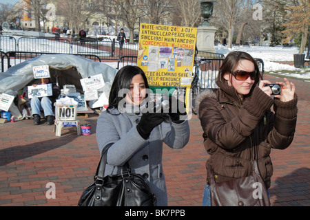 Washington DC, Lafayette Square, President's Park, Weißes Haus, Präsidentschaft, Regierung, politischer Protest, Protestler, Schild, Frau weibliche Frauen, junger Erwachsener, Taki Stockfoto