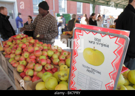 Washington, DC, Nation's Capital, Eastern Market, Th Street NE, Bauernmarkt, Obststand, Verkäufer, Stände Stand Stand Markt Käufer Kauf Verkauf, lo Stockfoto