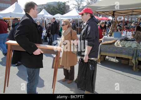 Washington DC Washingto, D.C., Eastern Market, 7. Street NE, Flohmarkt, Erwachsene Erwachsene Männer Männer Männer, Frau Frauen weibliche Dame, Handwerk, Holzkonsolentisch, Laden Stockfoto