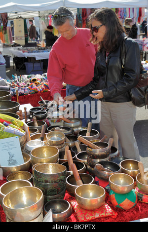 Washington, DC, Nation's Capital, Eastern Market, 7th Street NE, Flohmarkt, Verkäufer, Stände Stand Markt Käufer Kauf Verkauf, tibetischen Gesang Stockfoto