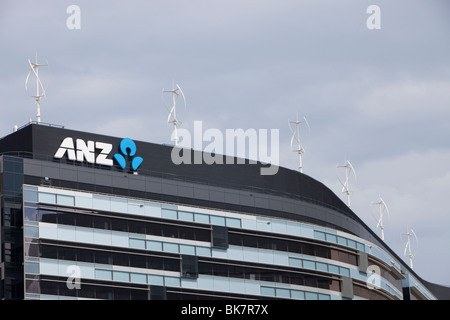 Vertikale Achse Windkraftanlagen auf dem Dach der ANZ Bank in Melbourne, Australien. Stockfoto