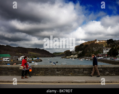 Menschen zu Fuß über Looe Brücke in Cornwall.  Foto von Gordon Scammell Stockfoto