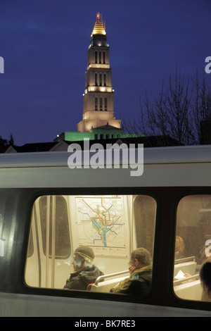 Alexandria Virginia, Altstadt, U-Bahnhofsystem King Street, Zug, George Washington Masonic National Memorial, Turm, Blick durch das Fenster, Männer männlich Stockfoto