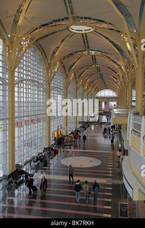 Virginia Arlington, Ronald Reagan Washington National Airport, DCA, Terminal, Haupthalle, Glasfenster, Mann Männer männlich, Reisende, Gepäck, Koffer, untere Ebene V Stockfoto