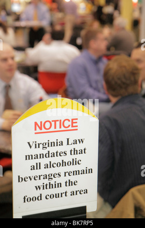 Virginia Arlington, Ronald Reagan Washington National Airport, DCA, Terminal, Food Court plaza, Schild, Warnung, Staatsgesetz, Hinweis, alkoholische Getränke, VA1002240 Stockfoto