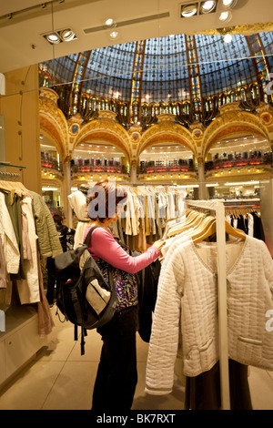 Frau shopping für Kleidung in den Galeries Lafayette; Paris Frankreich.  Charles Lupica. Stockfoto