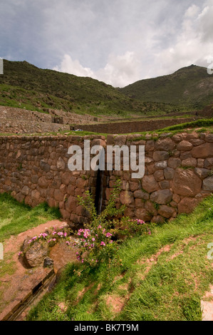 Tipon der gehörte einer königlichen Hacienda Zugehörigkeit zu Inca Yahuar Huaca befindet sich in der Nähe von Cusco, Peru Stockfoto