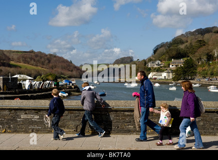 Eine Familie von Touristen zu Fuß über die Brücke von Looe in Cornwall.  Foto von Gordon Scammell Stockfoto