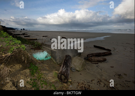 Sturm-Ablauföffnung entleeren bis zum Pazifischen Ozean. Stockfoto