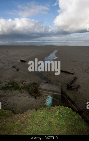 Sturm-Ablauföffnung entleeren bis zum Pazifischen Ozean. Stockfoto