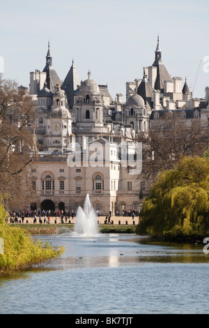 Blick auf die Horse Guards Parade vom St James Park, London Stockfoto