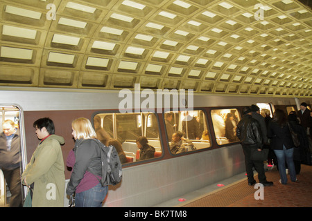 Washington DC Washingto, D.C., Gallery Place Metrorail Station, Chinatown System, öffentliche Verkehrsmittel, Zug, Bahnsteig, Schwarze Afrikanische Afrikaner ethni Stockfoto