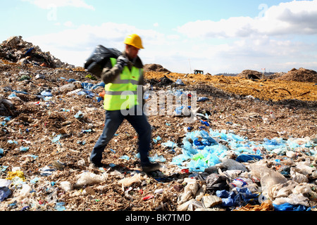 Arbeiter einer Deponie Stockfoto