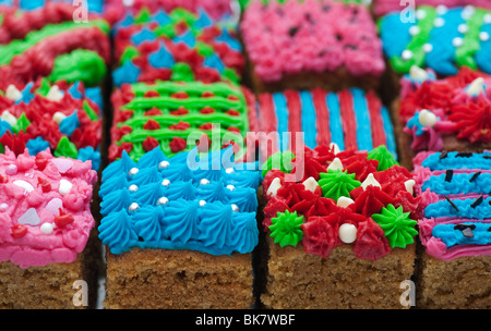 Hausgemachte square einzelnen iced Kuchen in einem Raster. Stockfoto