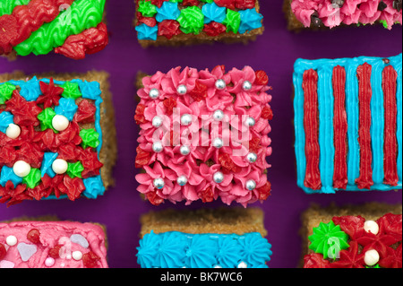 Hausgemachte square einzelnen iced Kuchen in einem Raster. Flach Fotografie von oben Stockfoto