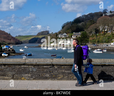 Vater und Sohn gehen über die Brücke in Looe, Cornwall. Foto von Gordon Scammell Stockfoto