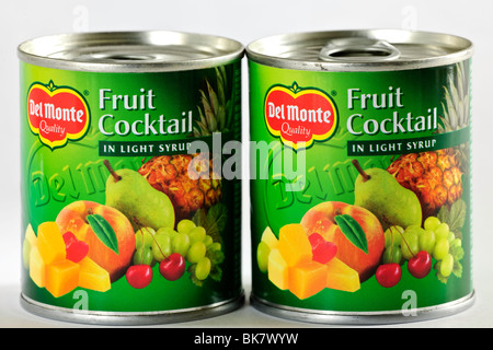 Zwei Dosen von Del Monte-Frucht-Cocktail im hellen Sirup Stockfoto