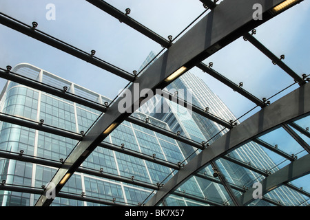Sicht auf Canary Wharf durch die Canary Wharf Underground Station Eingang Baumkronen. Stockfoto
