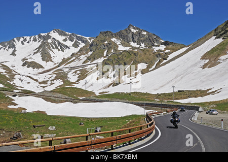 Motorradfahrer, die absteigende SS27 Berg Straße führt vom großen St. Bernhard nach Aosta Italien entlang Valle del Gran San Bernardo Stockfoto