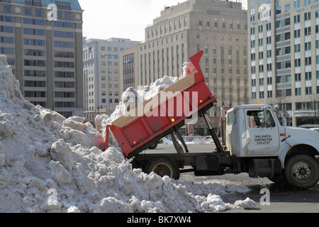 Washington DC, 10th Street NW, schmutzig, schmutzig, Schnee, gepflügt, Eis, Auftauen, Schmelzen, nass, Verschmutzung, Winter, kalt, Wetter, Parkplatz, Bürogebäude, Skyline der Stadt, p Stockfoto