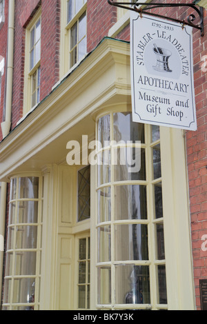 Alexandria Virginia, Altstadt, South Fairfax Street, historisches Viertel, Apotheke, Kolonialarchitektur aus dem 18. Jahrhundert, Museum, Souvenirladen, Schild, Gebäude, VA100 Stockfoto