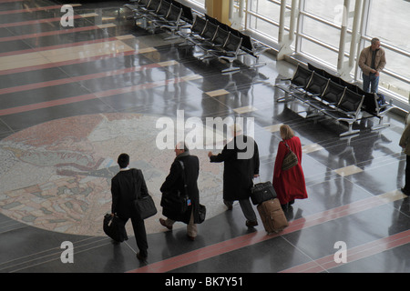Virginia Arlington, Ronald Reagan Washington National Airport, DCA, Terminal, Mann Männer männlich, Frau weibliche Frauen, rollendes Gepäck, Koffer, Passagier Stockfoto