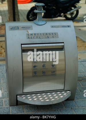 Recycle bin Frankreich Kunststoff Papier Metall Stockfoto