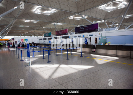 Leere Check-in Schaltern durch stornierte Flüge im Terminal des Flughafen London Stansted in Essex Stockfoto