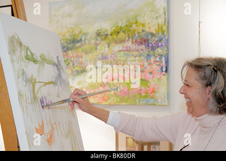 Alexandria Virginia, Altstadt, Torpedo Factory Art Center, Artist in Residence, malen, Landschaft, Blumen, Pinsel, arbeiten, arbeiten, Erwachsene Erwachsene wom Stockfoto
