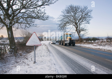 Straße Warnschild bedeckt mit Schnee neben einem Matsch bedeckt Road, North Yorkshire, UK Stockfoto
