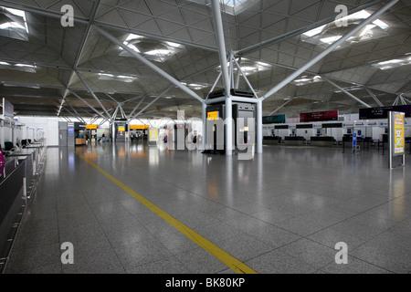 PASSAGIER-WARTESCHLANGEN AM FLUGHAFEN STANSTED Stockfoto