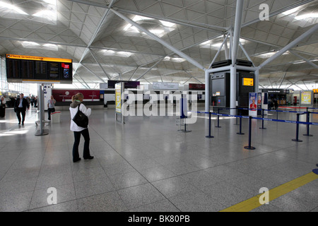 PASSAGIER-WARTESCHLANGEN AM FLUGHAFEN STANSTED Stockfoto