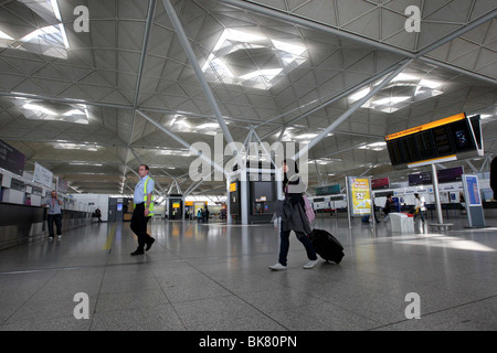 PASSAGIER-WARTESCHLANGEN AM FLUGHAFEN STANSTED Stockfoto