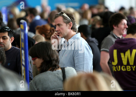 PASSAGIER-WARTESCHLANGEN AM FLUGHAFEN STANSTED Stockfoto