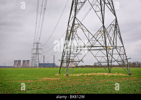 Strommasten unter Freileitungen aus dem Westen Burton Kohlekraftwerk in Nottinghamshire. Stockfoto