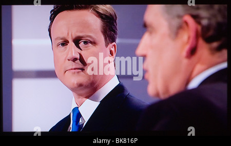 PARLAMENTSABGEORDNETE UK First Television Election Debate (L-R) David Cameron Gordon Brown 15. April 2010. HOMER SYKES aus Manchester England 2010 Stockfoto