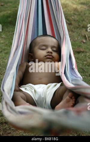 1 Jahr alt asiatisches Baby schlafen in einer Hängematte Stockfoto