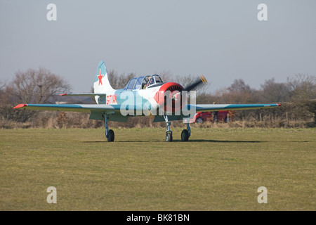 Jakowlew Jak-52 'Betsy' G-TYAK Landung auf Beighton Flugplatz Stockfoto