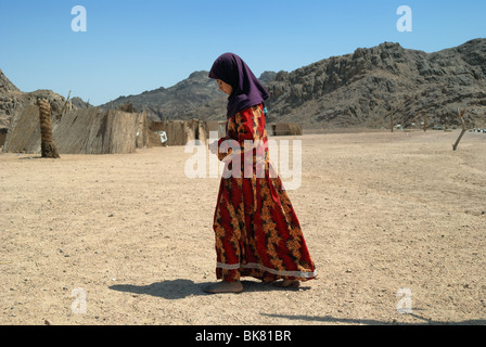 Porträt von Teenager-Mädchen in einem Beduinendorf in der Wüste in der Nähe von Hurghada, Ägypten Stockfoto