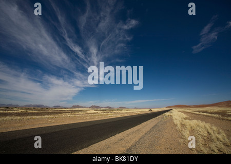 Straße durch Dünen von Sossusvlei, Namib-Naukluft Park, Namibia Stockfoto